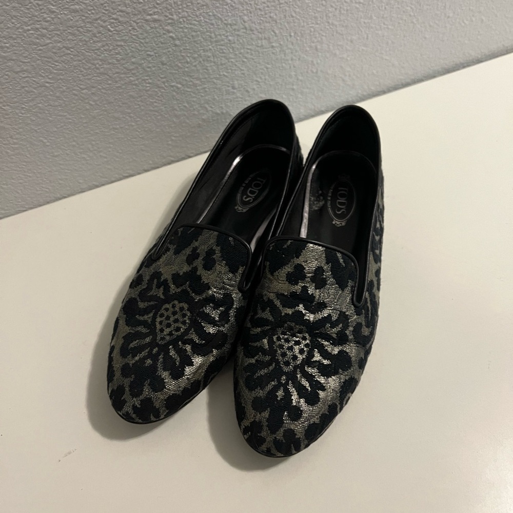 Tod’s black and silver loafer